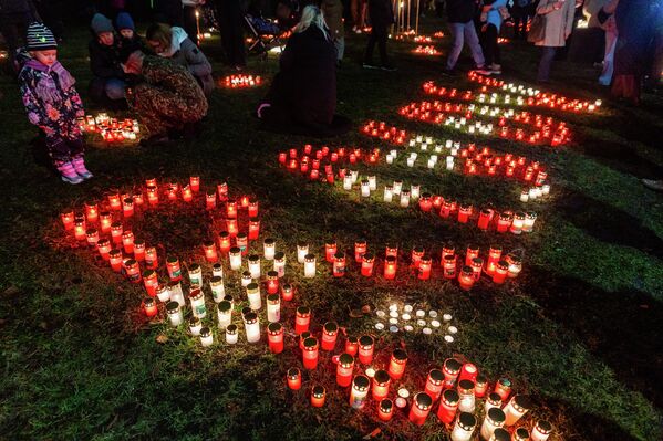 Инсталляция из горящих свечей  - Sputnik Латвия