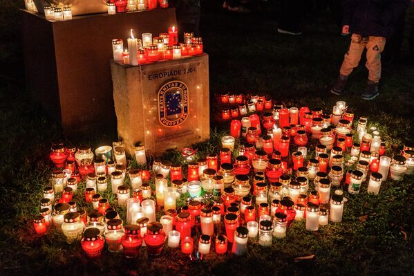 Зажженные свечи у памятника Свободы  - Sputnik Латвия