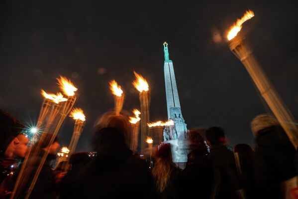 Участники шествия у памятника Свободы - Sputnik Латвия