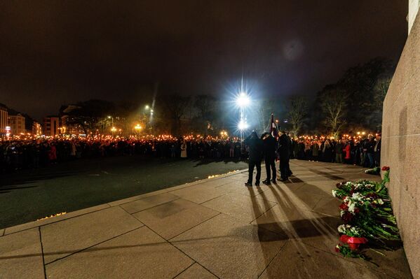 Участники шествия у памятника Свободы - Sputnik Латвия
