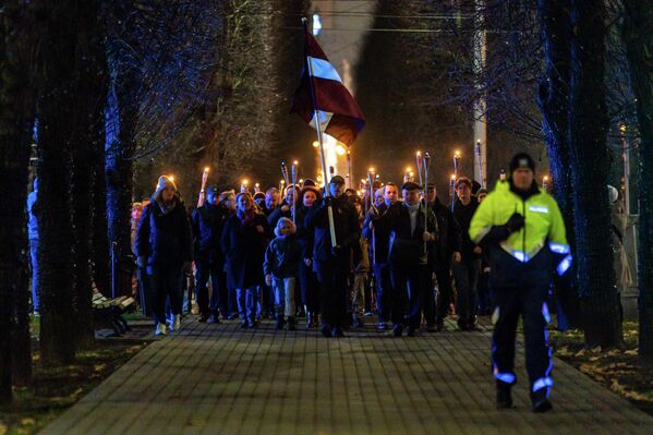 Колонна латвийцев, идущая по улицам Риги  - Sputnik Латвия