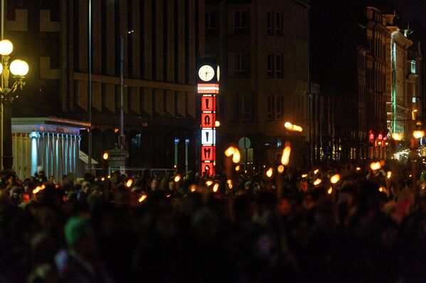 Латвийцы идут с факелами в руках по улицам  - Sputnik Латвия