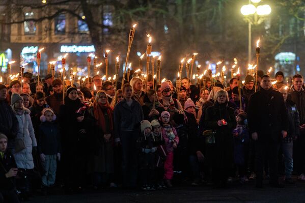 Участники факельного шествия - Sputnik Латвия