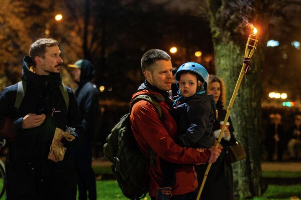 Некоторые латвийцы участвовали в шествии вместе с детьми  - Sputnik Латвия