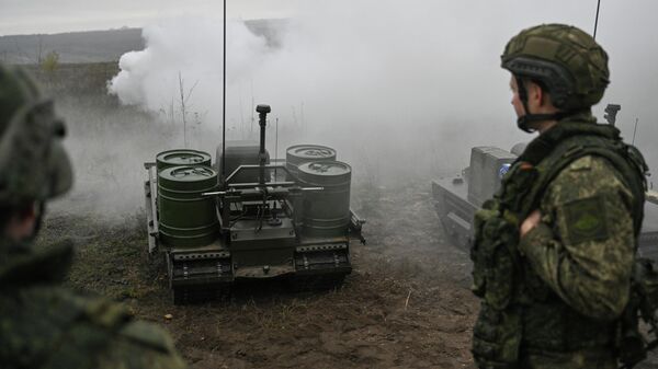 Подготовка операторов робототехнических комплексов Курьер войск РХБЗ группировки Центр - Sputnik Латвия