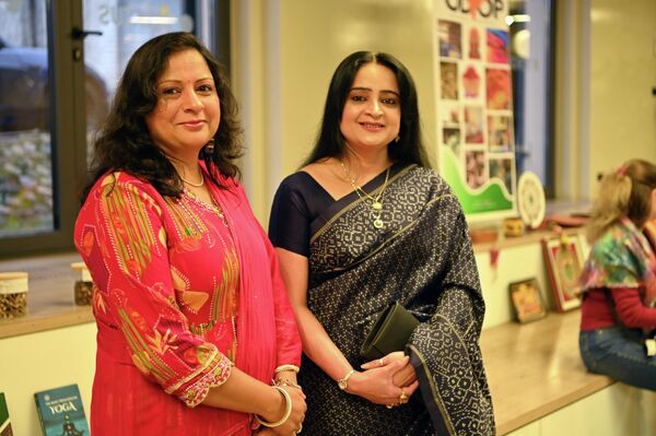 Представители индийской общины на фестивале предложили посетителям позаниматься йогой, чтобы расслабиться и сосредоточиться. - Sputnik Латвия