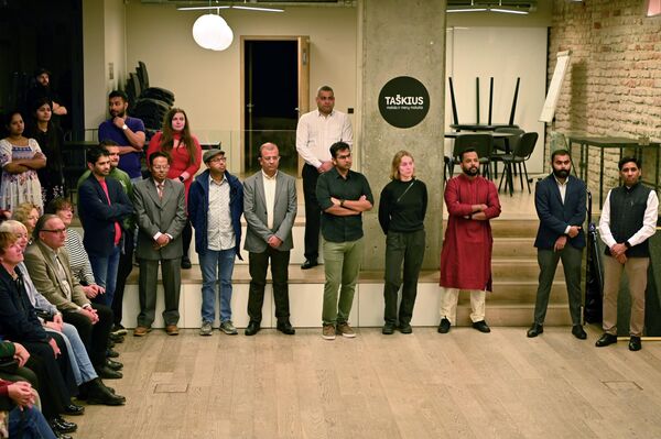 А традиционные индийские танцы помогли согреться холодной осенью. - Sputnik Латвия