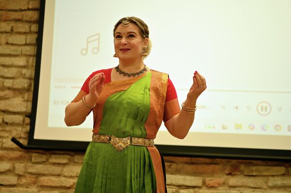 На фото: обучение индийским танцам. - Sputnik Латвия