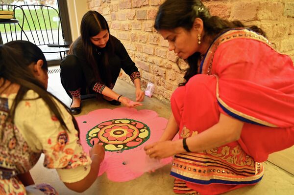 На фото: мастер-класс по созданию рисунков из цветного порошка и цветов. - Sputnik Латвия