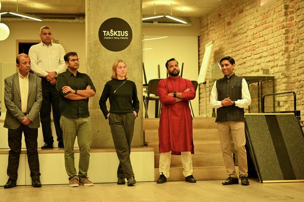 На фестивале посетителей также ожидало разнообразие блюд традиционной индийской кухни — от острых закусок до сладких десертов. - Sputnik Латвия