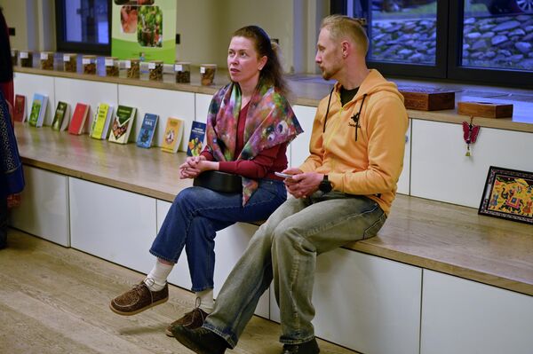 На фото: посетители фестиваля индийской культуры в вильнюсе. - Sputnik Латвия