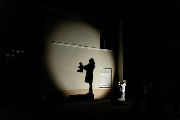 Рассвет — это время после темной ночи, когда его вестники, первые солнечные лучи, пробиваются сквозь мрак, освещая путь новому дню, поясняют организаторы мероприятия. - Sputnik Латвия