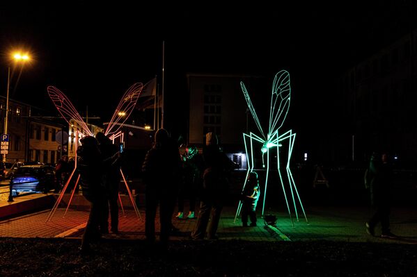 На улицах и в парках Риги в рамках фестиваля зажжены световые инсталляции, а также можно будет увидеть оригинальные световые арт-объекты в городской среде. - Sputnik Латвия