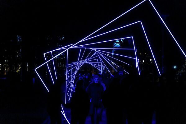 Staro Riga не просто украшает латвийскую столицу разноцветными огнями, но и предлагает жителям и гостям города богатую культурно-развлекательную программу. - Sputnik Латвия