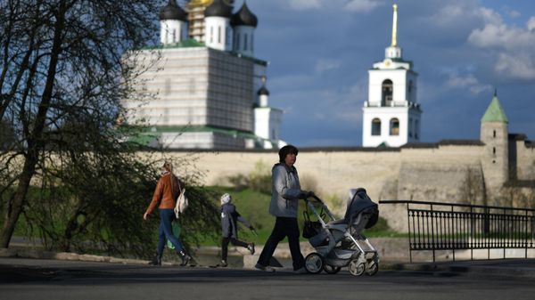 Жители Пскова у Псковского кремля на набережной реки Великой - Sputnik Латвия