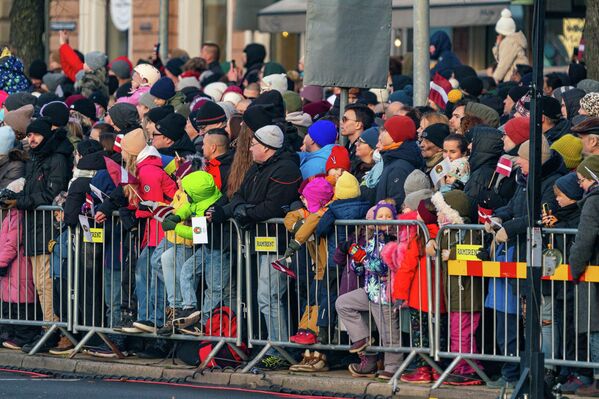 Посмотреть на парад собрались тысячи людей, многие пришли целыми семьями, с детьми - Sputnik Латвия