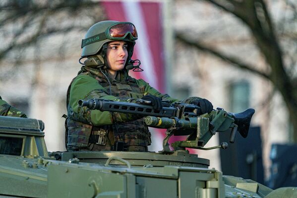 Военнослужащая на параде в честь Дня провозглашения независимости Латвии - Sputnik Латвия