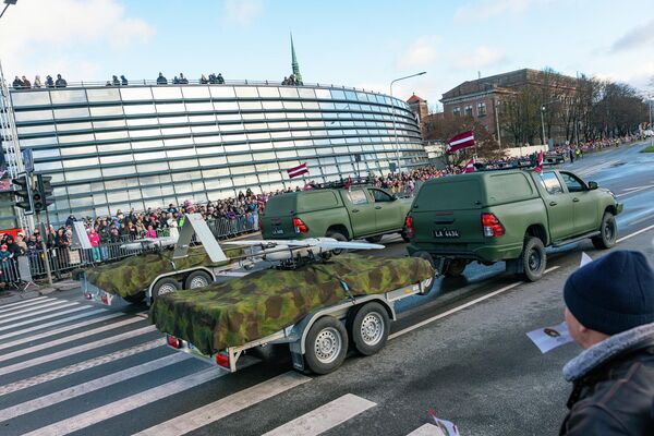Военная техника на параде в День провозглашения независимости Латвии - Sputnik Латвия