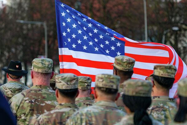 В параде принимали участие интеграционное подразделение сил НАТО в Латвии и другие союзники - Sputnik Латвия