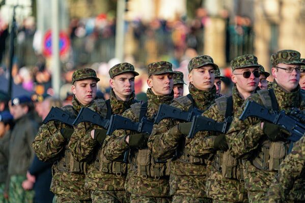 Принимали парад президент Эдгарс Ринкевичc, министр обороны Андрис Спрудс и командующий Национальными вооруженными силами генерал-майор Каспарс  Пуданс - Sputnik Латвия