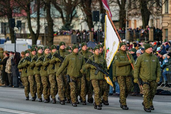 Командовал парадом командир Управления учебного командования, ректор Латвийской Национальной академии обороны полковник Марис Утинанс - Sputnik Латвия