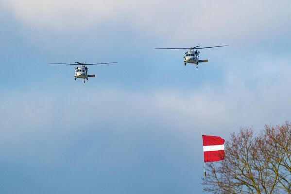 Пролет вертолетов в рамках парада в День провозглашения независимости Латвии  - Sputnik Латвия