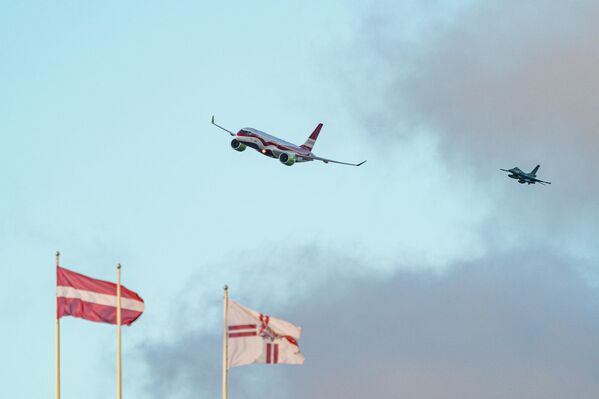 Пролет самолета airBaltic в праздничной ливрее во время парада  - Sputnik Латвия
