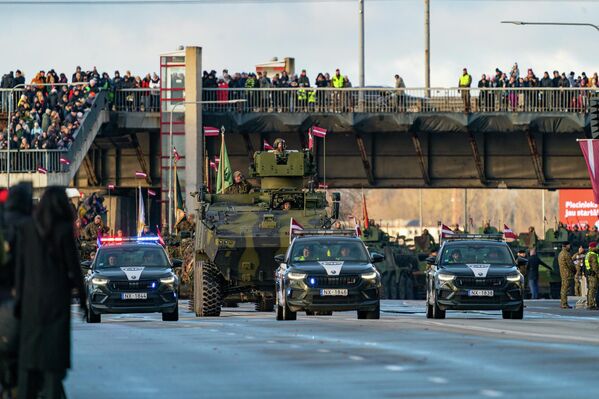 В День провозглашения независимости Латвии в Риге прошел военный парад - Sputnik Латвия