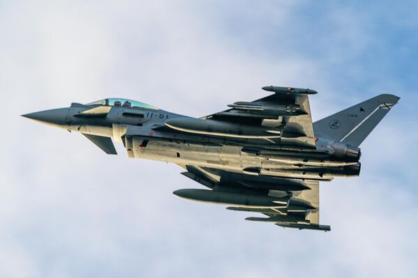 Погода благоприятствовала, поэтому парад дополнили пролеты латвийских и союзнических ВВС - Sputnik Латвия