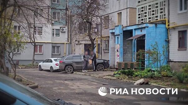 Кадры задержания агента Киева, завербованного для покушения на российского офицера - Sputnik Латвия