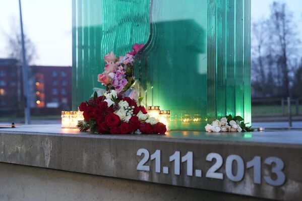 В память о погибших на месте трагедии установили временный мемориал. Ведутся работы по созданию мемориального комплекса с садом  - Sputnik Латвия