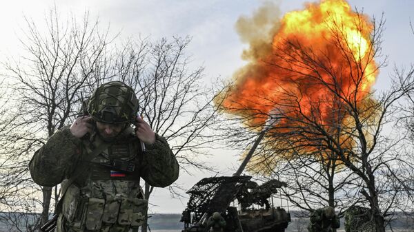 Боевая работа расчета САУ Пион ВС России в зоне СВО - Sputnik Латвия
