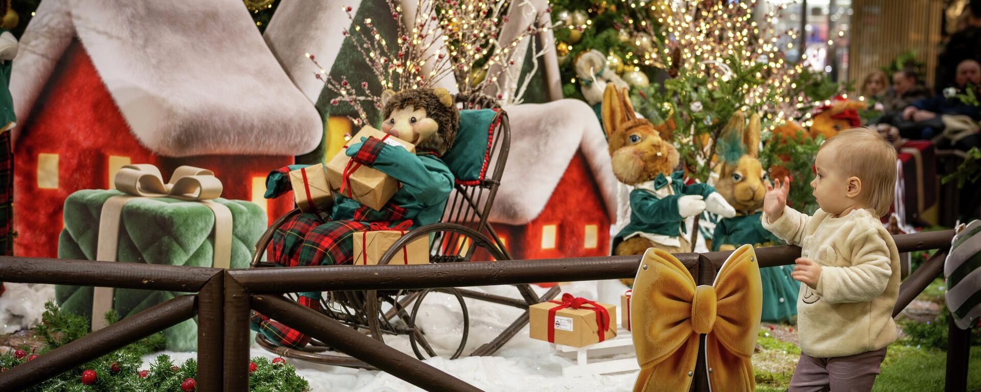 Девочка рассматривает новогодние и рождественские украшения, установленные в торговом центре, украшенном к Рождеству и Новому году в Вильнюсе, Литва - Sputnik Латвия, 1920, 24.11.2025