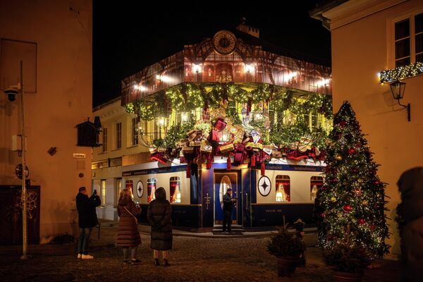 Жители и туристы Вильнюса  любуются рождественскими украшениями - Sputnik Латвия