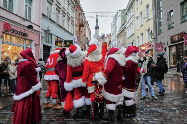 Мужчины, одетые в костюмы Санта-Клауса, собрались в Старом городе Таллина - Sputnik Латвия