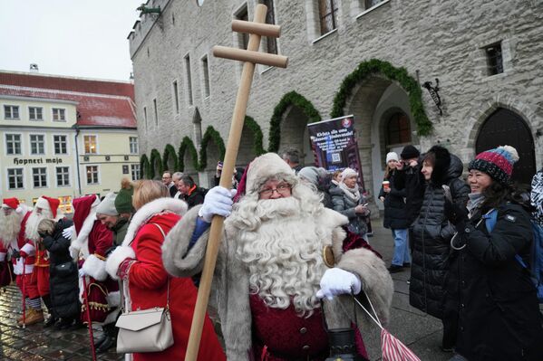 Мужчины в костюмах Санта-Клауса развлекают туристов в Таллине  - Sputnik Латвия