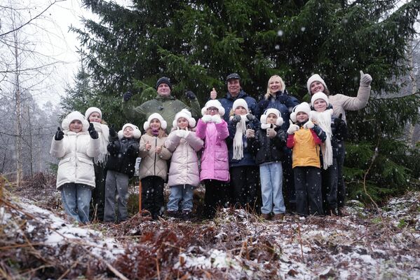 Мэр Риги Виестурс Клейнбергс с участниками детской и юношеской вокальной студии RASA отправился в лес, на поиски рождественских елок  - Sputnik Латвия