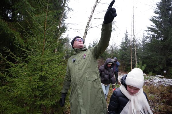 Мэр вместе с участниками вокальной студии выбирает елки - Sputnik Латвия