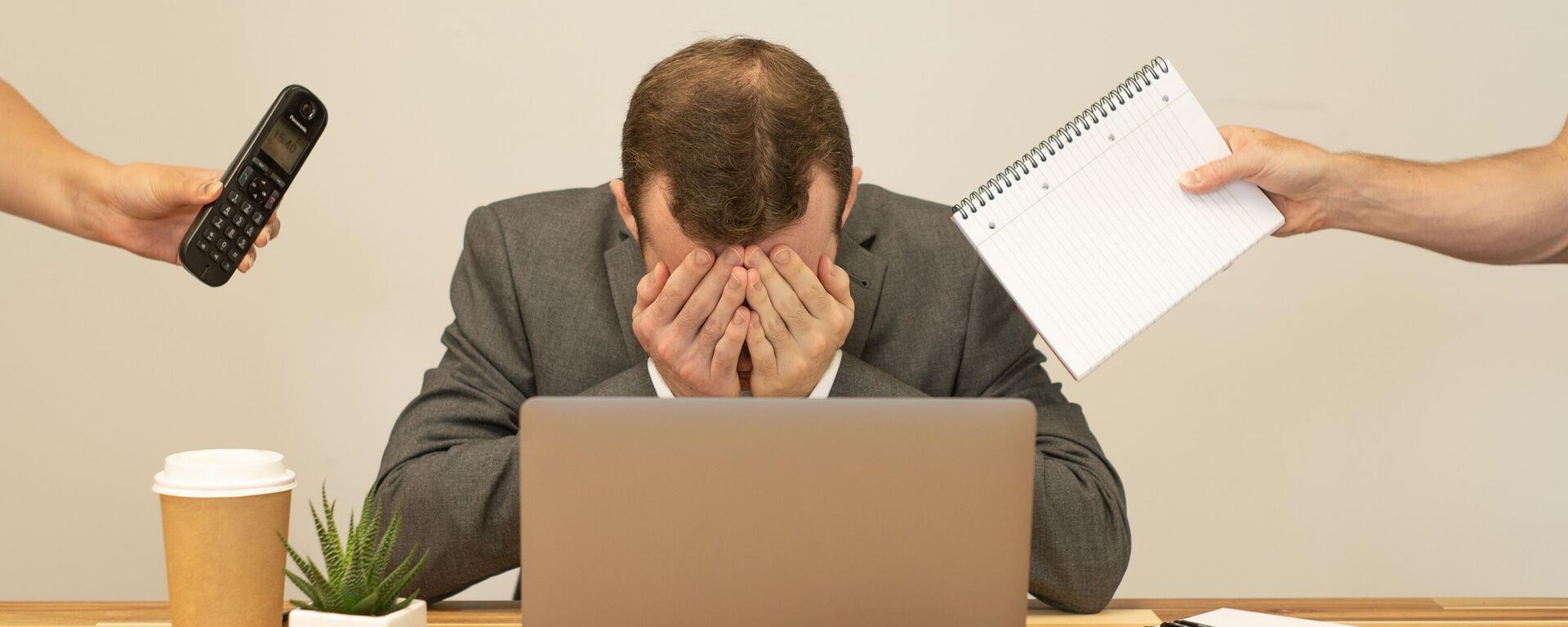 Выгорание на работе  - Sputnik Латвия, 1920, 25.11.2025