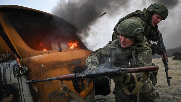 Отработка боевого слаживания военнослужащими ВС РФ в зоне СВО - Sputnik Латвия