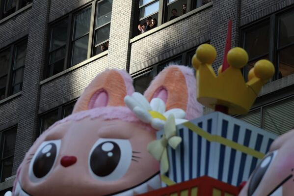 Неотъемлемая часть мероприятия – гигантские воздушные шары с персонажами массовой культуры, платформы с декорациями, выступления оркестров и танцевальных коллективов - Sputnik Латвия