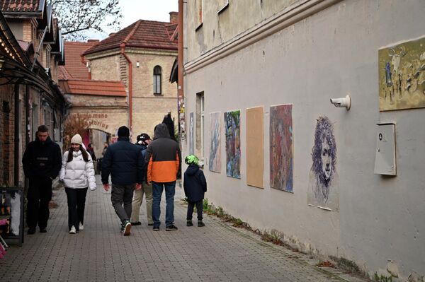 Ужупис — самый маленький район Вильнюса, площадью всего 0,6 квадратных километров, отделенный от Старого города рекой Вильняле. - Sputnik Латвия