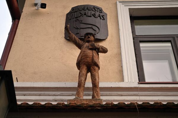 Первого апреля 1997 года жители Ужуписа провозгласили независимость. И как у независимой республики у Ужуписа есть свои флаг, правительство, гимн, конституции и армия. - Sputnik Латвия