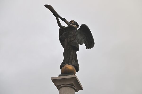 Ангел считается одним из главных символов Ужуписа. Монумент был установлен на колонне высотой 8,5 метра. - Sputnik Латвия