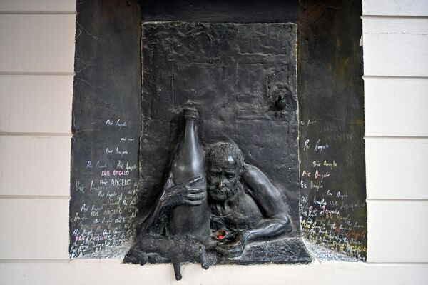 Гости столицы Литвы стараются обязательно посетить этот особенный район Вильнюса, пропитанное идеями постмодернизма. На фасадах зданий все больше появляется уникальных художественных изображений, во дворах появляются новые скульптуры и выставки. - Sputnik Латвия