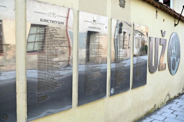 На одной из улиц расположены металлические таблички с Конституцией самопровозглашенной &quot;Республики Ужупис&quot;. Манифест переведен более чем на 50 языков мира, в том числе на русский. - Sputnik Латвия