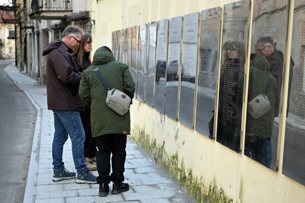 На фото: туристы рассматривают таблички с Конституцией Ужуписа. - Sputnik Латвия