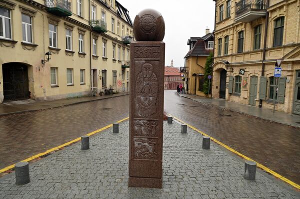 На фото: памятник поэту, драматургу, переводчику Сигитасу Гяде в Ужуписе. - Sputnik Латвия