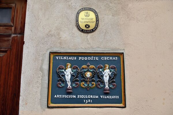 В Ужуписе можно заглянуть в гончарную мастерскую, где в небольшой керамической студии возрождается старинное ремесло. - Sputnik Латвия