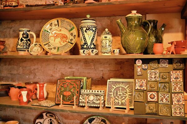 Используя средневековые инструменты, мастера гончарной мастерской воссоздают керамические изделия по материалам археологических раскопок. - Sputnik Латвия